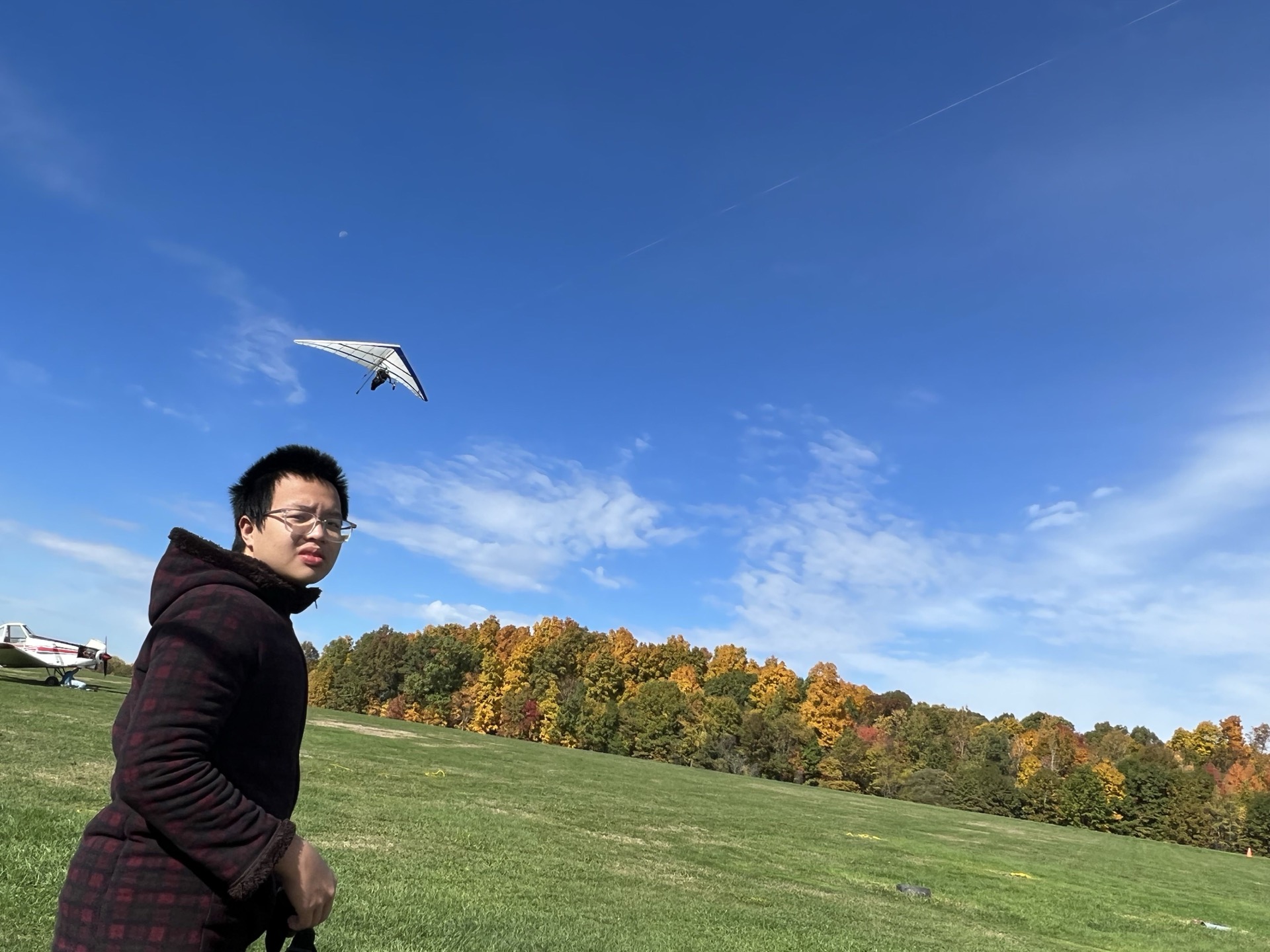 Club member standing in front of a small aircraft / 会员站在小型飞机前留影