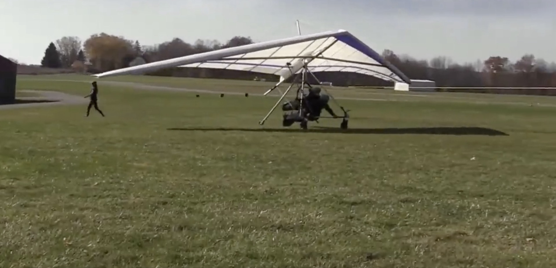 Hang gliding scene during a club outing / 协会外出中的悬挂滑翔场景