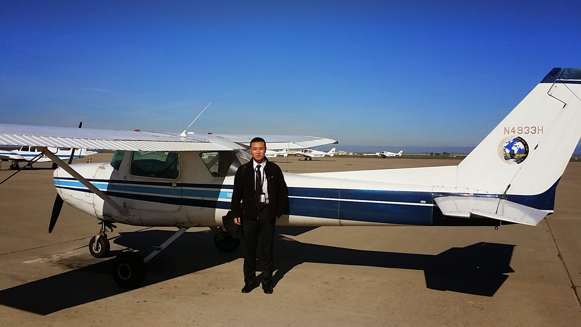 Aviation student learning to fly at the club / 航空学员在协会学习飞行